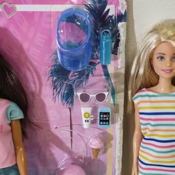 Set of Barbies (blonde and brunette) with new beach accessories - Picture 4 of 4